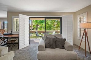 TV, caminetto, studio