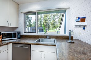 Fridge, oven, stovetop, dishwasher - MEAD75 - Updated Home with AC, Bikes, Pet-Friendly (Sunriver)