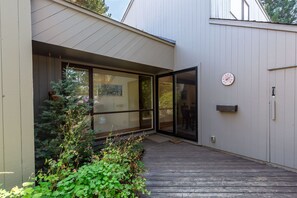 Exterior detail - MEAD75 - Updated Home with AC, Bikes, Pet-Friendly (Sunriver)