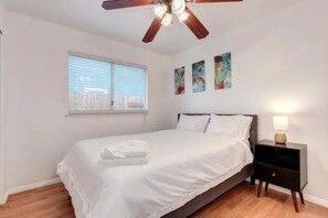 3 habitaciones, escritorio y tabla de planchar con plancha 