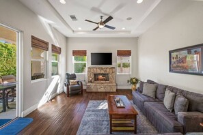 Una Smart TV, una chimenea, libros