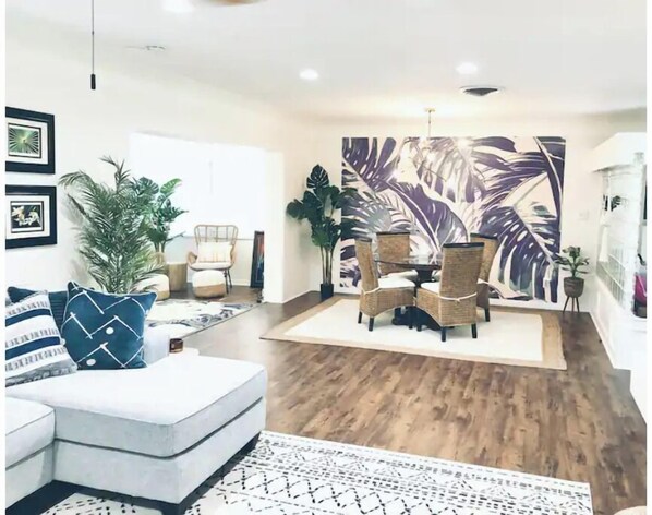 Interior - Palms in Paradise-Minutes to the beaches/downtown (St. Petersburg)