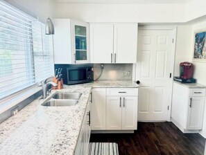 Private kitchen - Palms in Paradise-Minutes to the beaches/downtown (St. Petersburg)