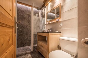 Bathroom - Chalet, wifi, view open, balcony, fireplace or stove, parking, tv, ski locker, 170m², Val d'Isère (Val-d'Isère)