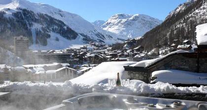 Chalet, wifi, view open, balcony, fireplace or stove, parking, tv, ski locker, 170m², Val d'Isère