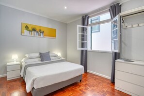 Habitación doble estándar | Caja de seguridad en la habitación y cortinas blackout