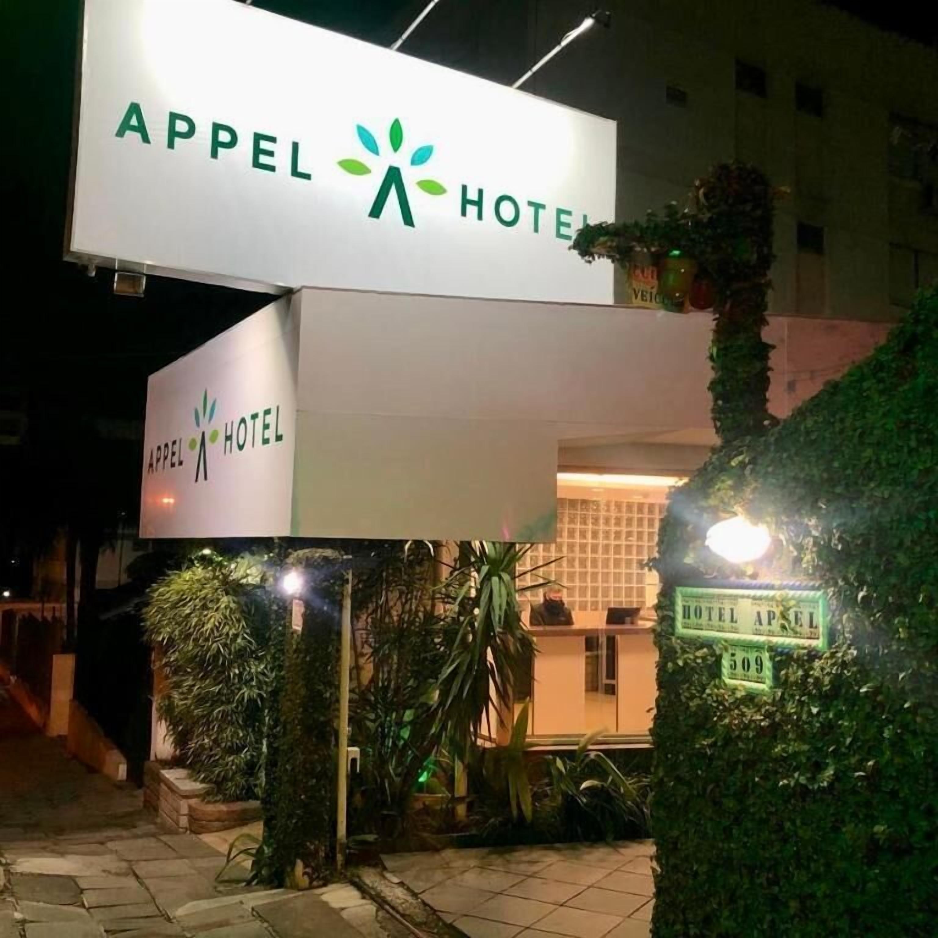 Ein Hotelschild mit dem Namen 'APPEL HOTEL' und einem Logo.