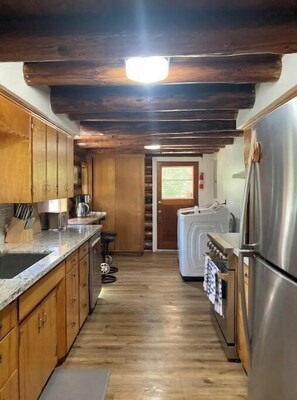 Køleskab, mikrobølgeovn, ovn, kogeplade