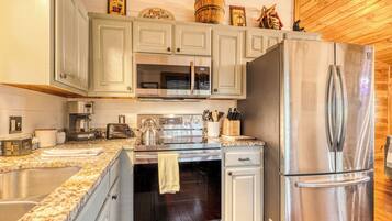 Jääkaappi, mikroaaltouuni, uuni, liesi