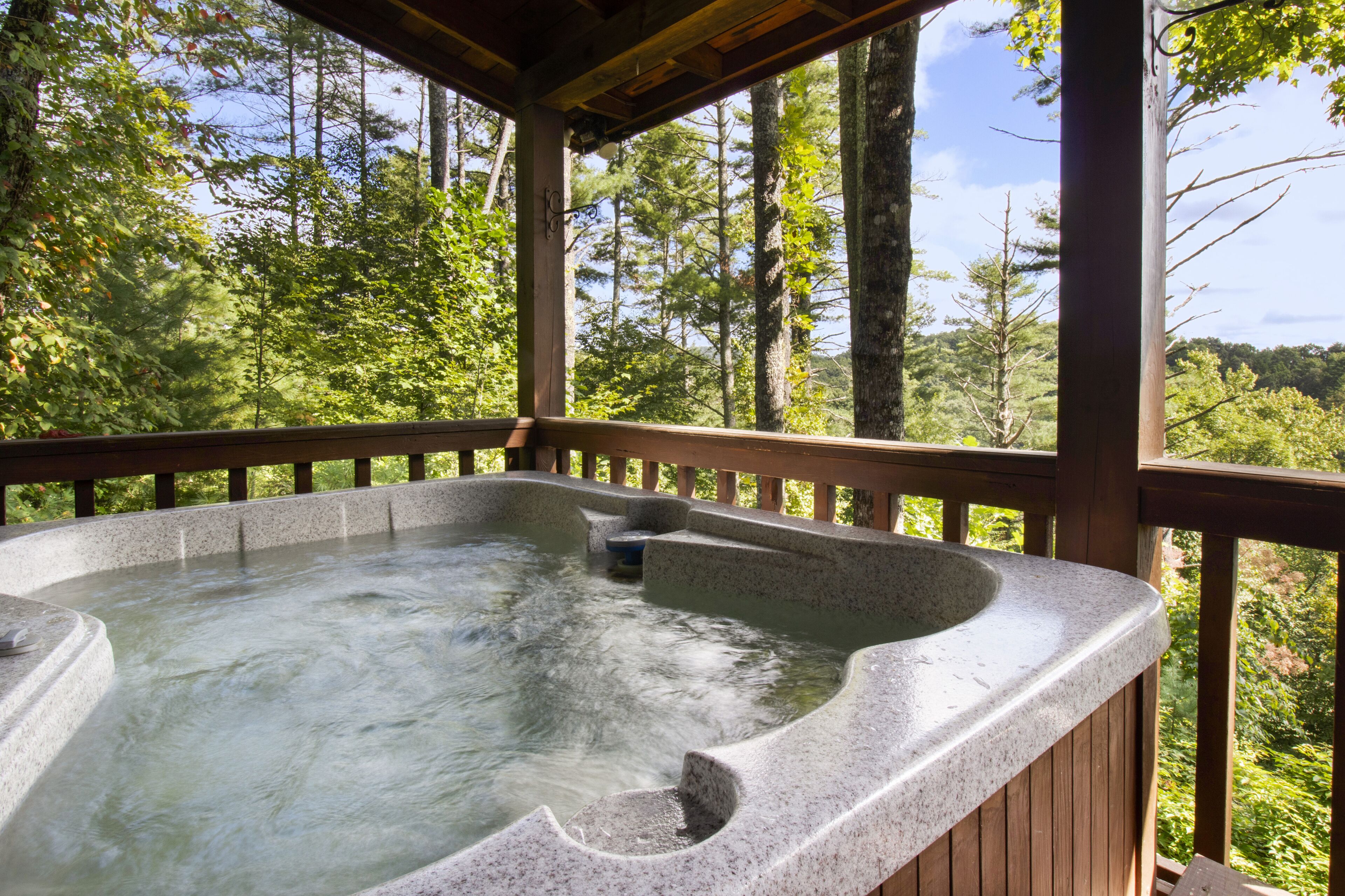 ⭐️ Mountain Escape with Hot Tub and Game Table - Bring Your Pup! ⭐️ 