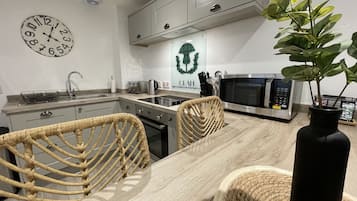 Geladeira, micro-ondas, fogão, cooktop