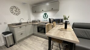 Kühlschrank, Mikrowelle, Ofen, Herdplatte