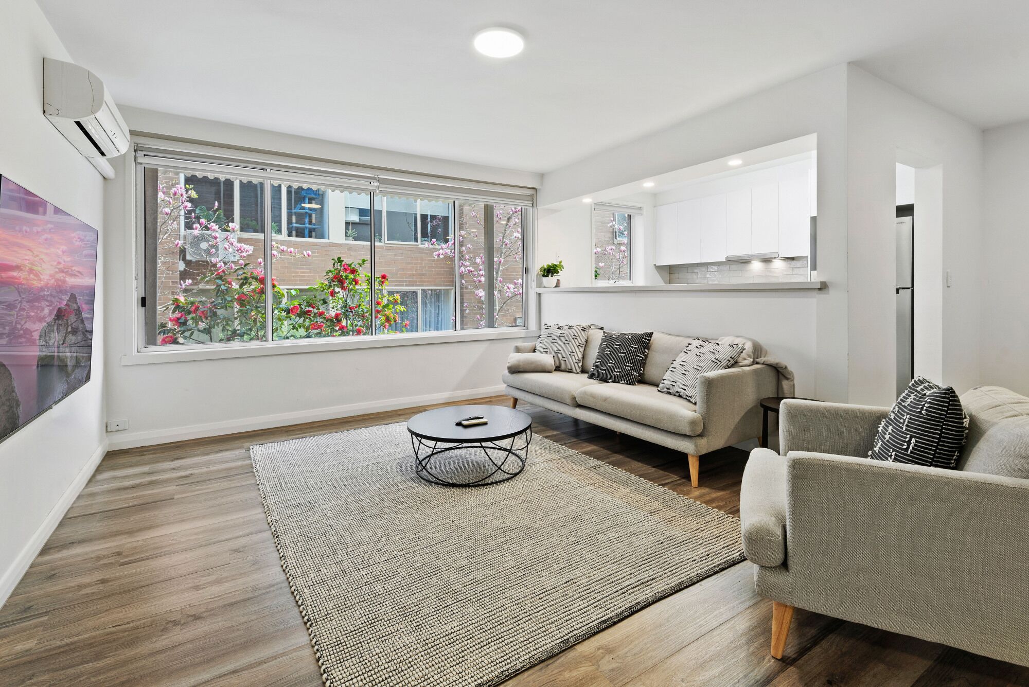 Spacious 3-Bed Apartment With Chic Decor