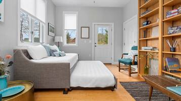 4 bedrooms, desk, iron/ironing board, free WiFi