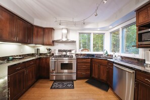 Een koelkast, een microgolfoven, een oven, een kookplaat