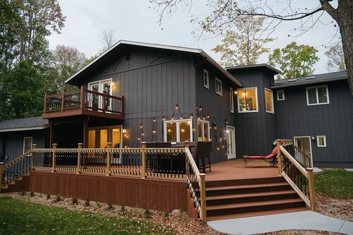 Wooded & Quiet, but Downtown. Spacious Home w/ Smokeless Fire Pit, Barrel Sauna