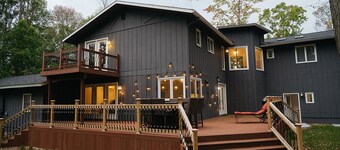 Wooded & Quiet, but Downtown. Spacious Home w/ Smokeless Fire Pit, Barrel Sauna