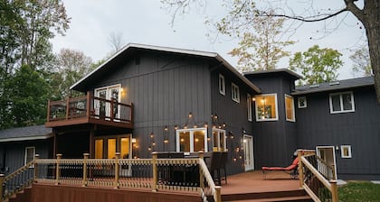 Wooded & Quiet, but Downtown. Spacious Home w/ Smokeless Fire Pit, Barrel Sauna