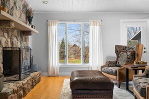 Smart-TV, peis, bøker og stereoanlegg