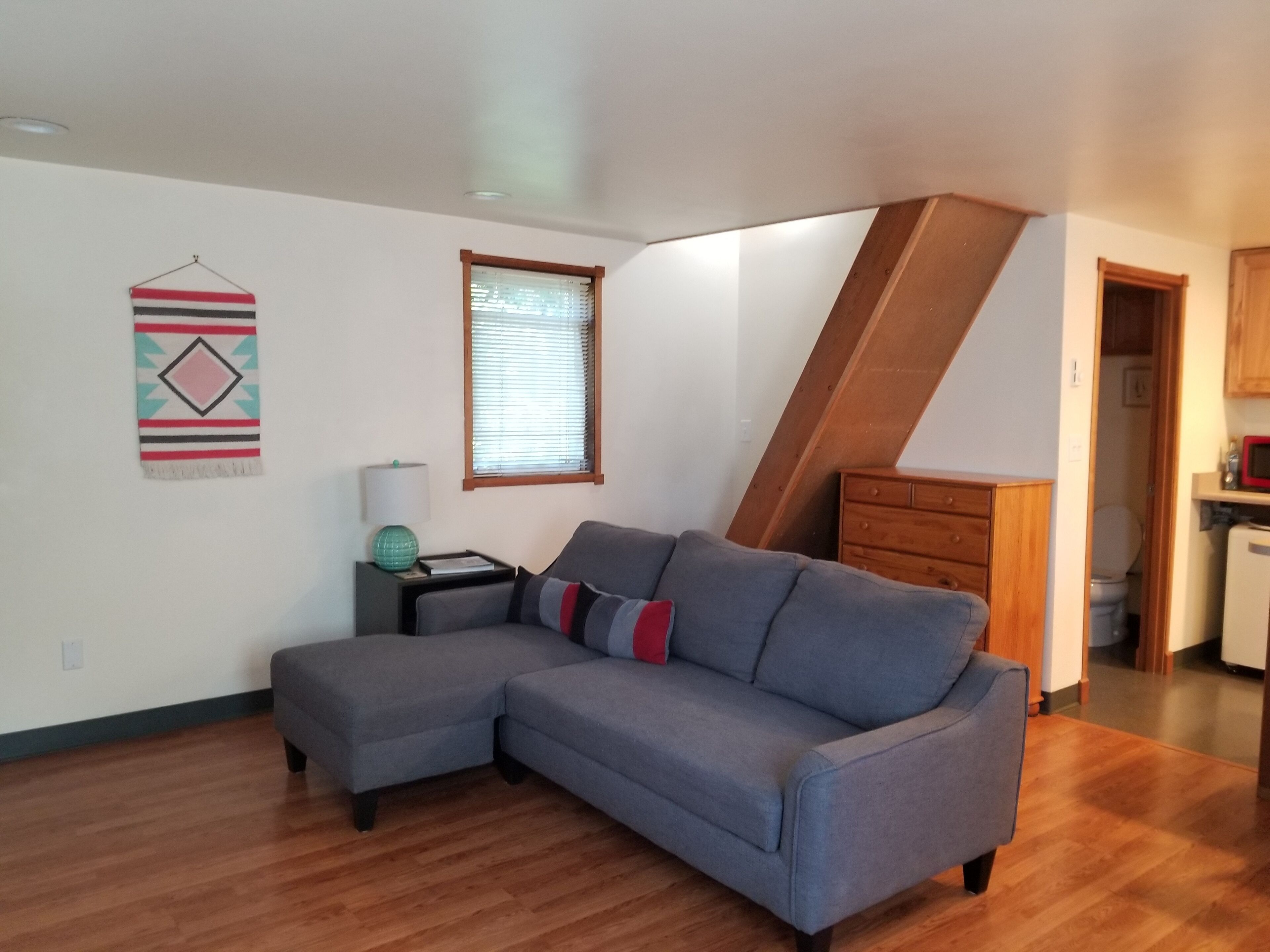 Sitka Rose Cottage, minutes from ferry/airport- self checkin 