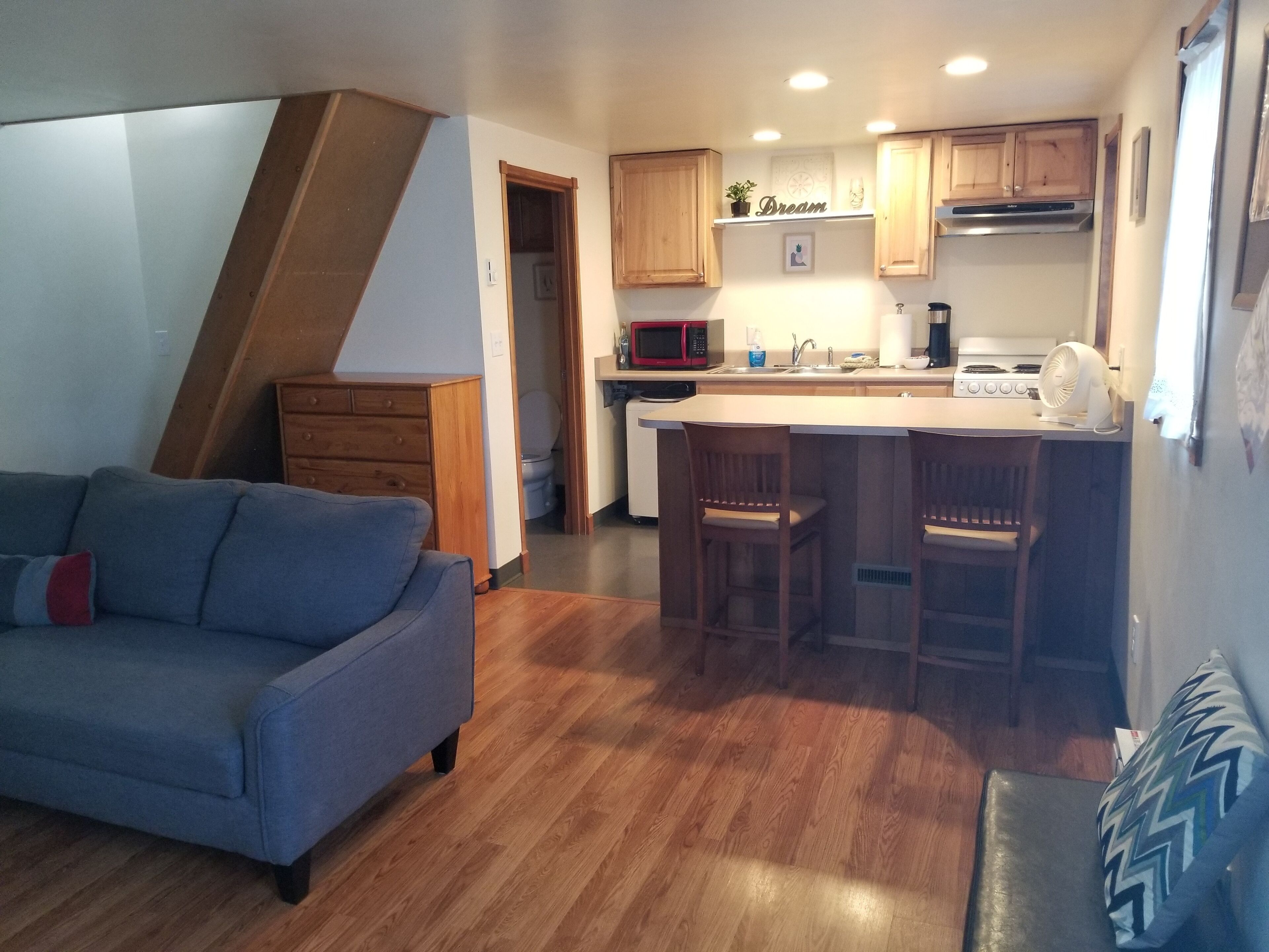 Sitka Rose Cottage, minutes from ferry/airport- self checkin 