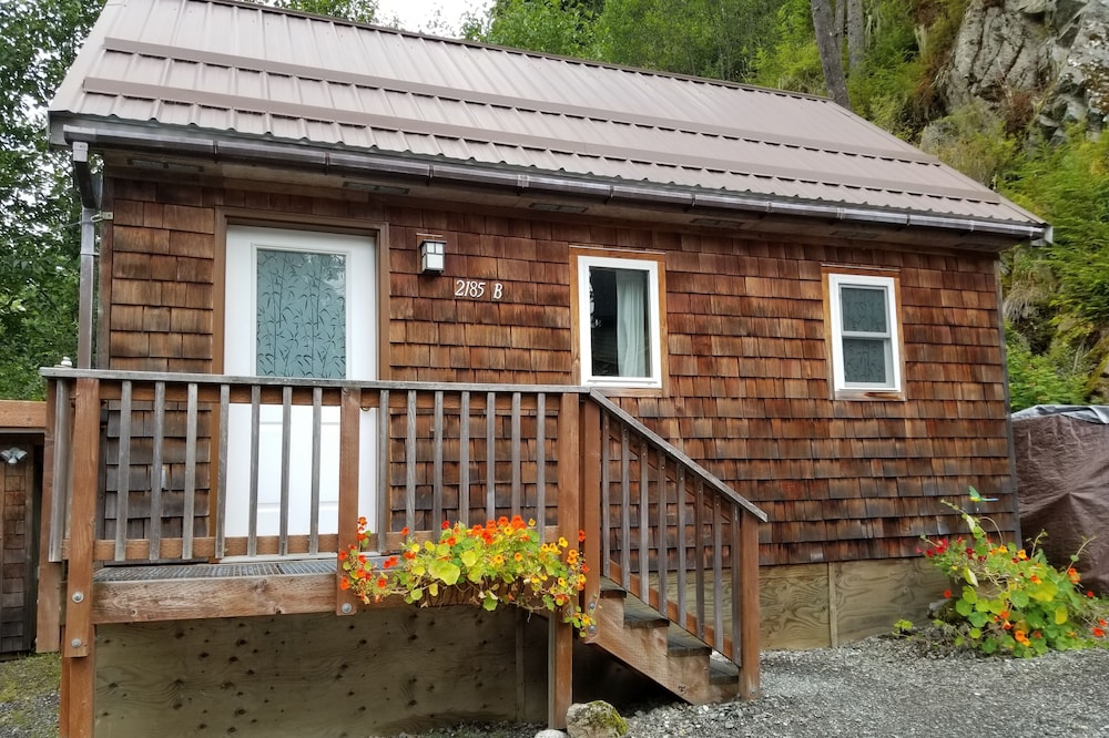 Sitka Rose Cottage, minutes from ferry/airport- self checkin