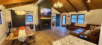 Fun Creekside cabin- tubing, fishing, grilling!