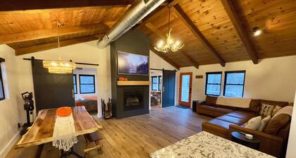 Fun Creekside cabin- tubing, fishing, grilling!