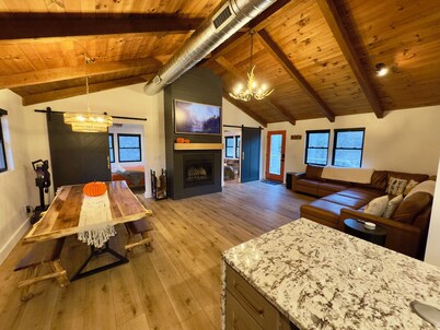 Fun Creekside cabin- tubing, fishing, grilling!