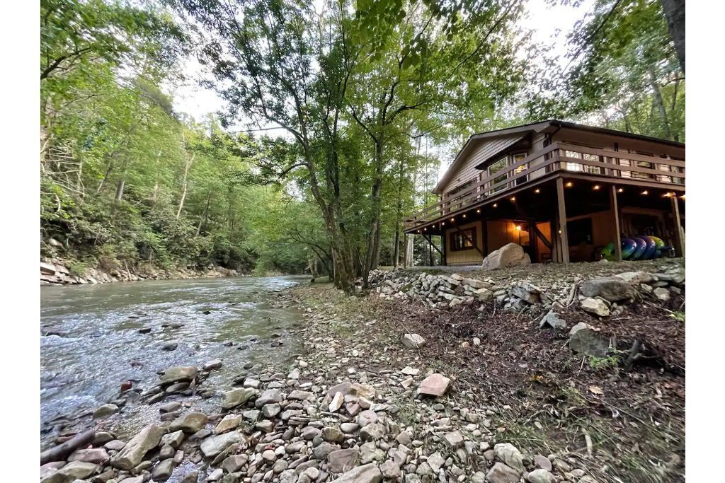 Fun Creekside cabin- tubing, fishing, grilling!