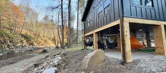 Fun Creekside cabin- tubing, fishing, grilling!