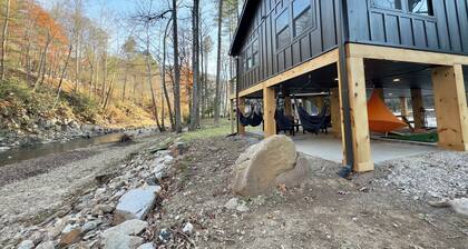 Fun Creekside cabin- tubing, fishing, grilling!