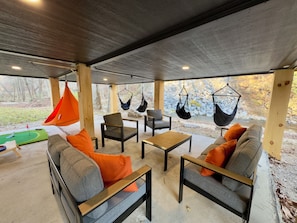 Terrace/patio - Fun Creekside cabin- tubing, fishing, grilling! (Butler)