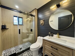 Shower, towels, soap, shampoo - Fun Creekside cabin- tubing, fishing, grilling! (Butler)