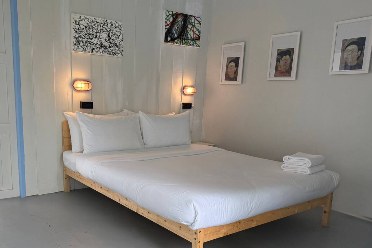 Standard Room, 1 Queen Bed, Non Smoking, Private Bathroom | Bed sheets