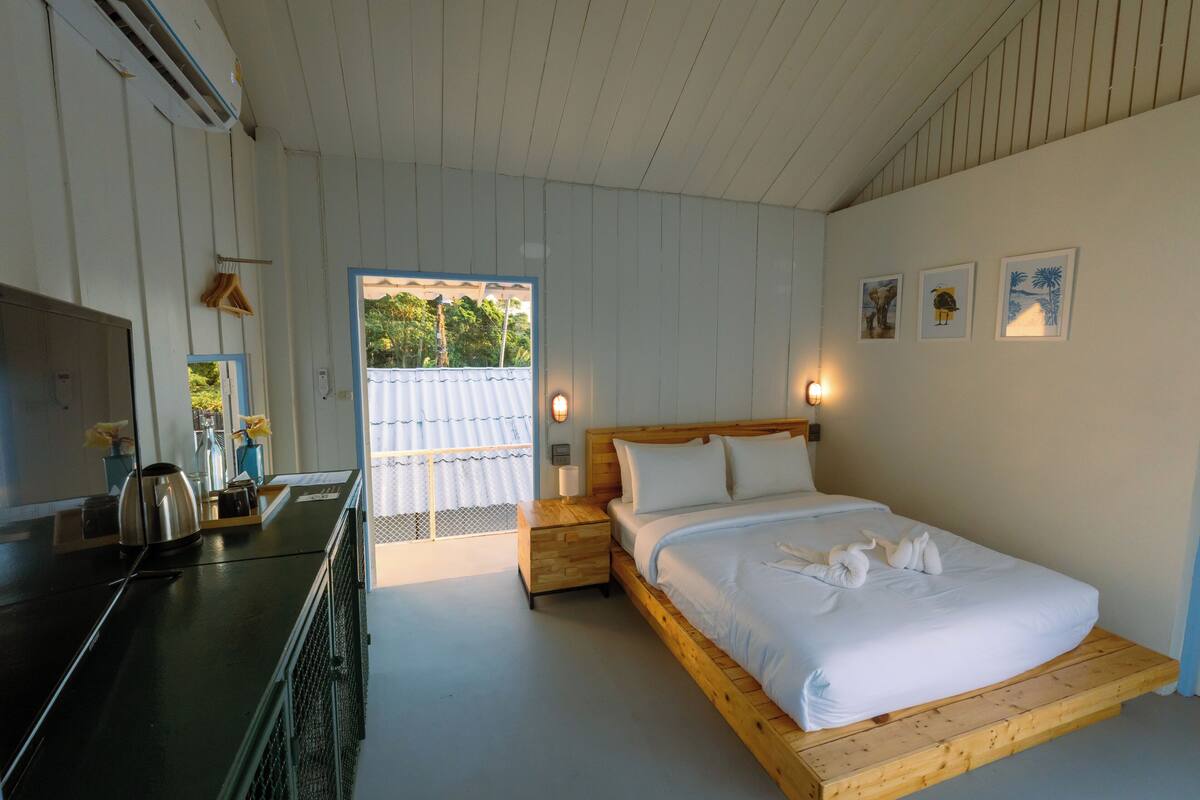 Deluxe Double Room, 1 Queen Bed, Private Bathroom, Garden View | Bed sheets