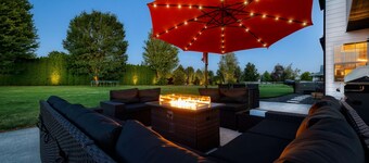 Modern home with hot tub/pool/wifi/office +