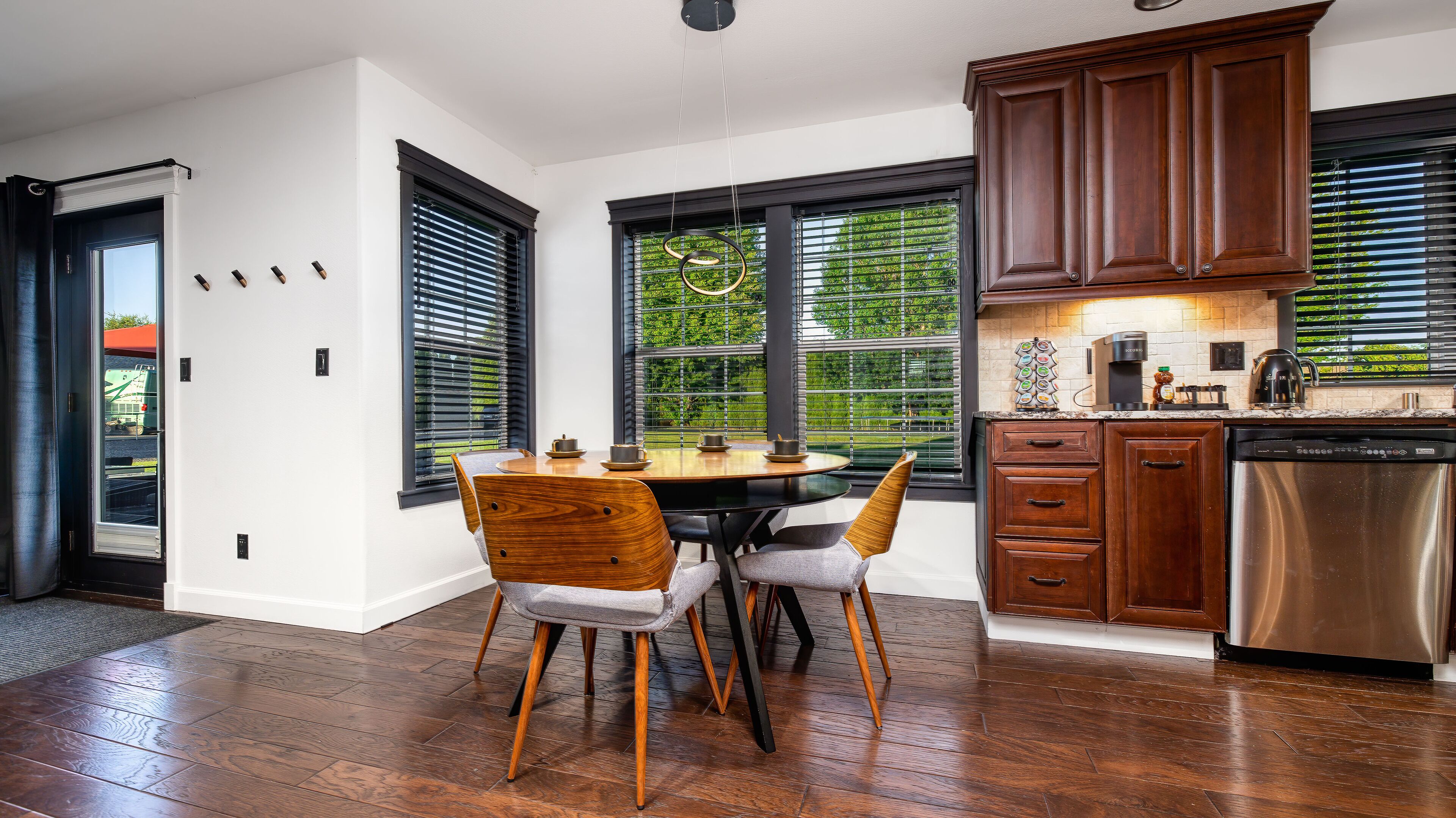 Modern home with hot tub/pool/wifi/office +