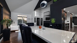 Dining - Modern home with hot tub/pool/wifi/office + (Moses Lake)