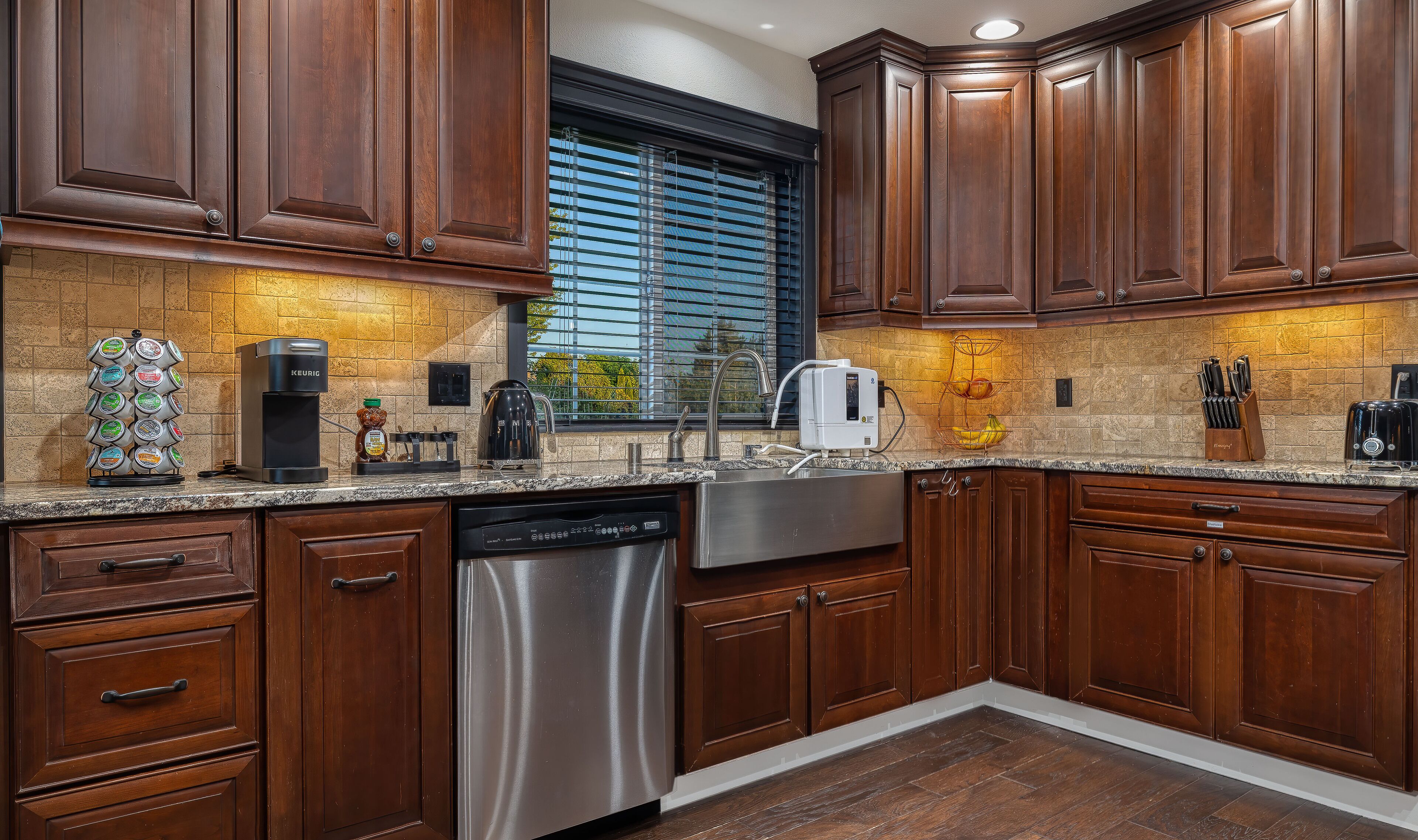 Modern home with hot tub/pool/wifi/office +