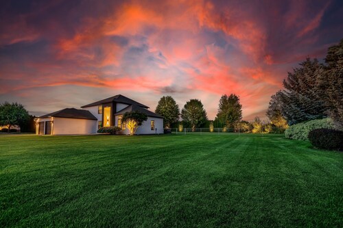 Modern home with hot tub/pool/wifi/office +