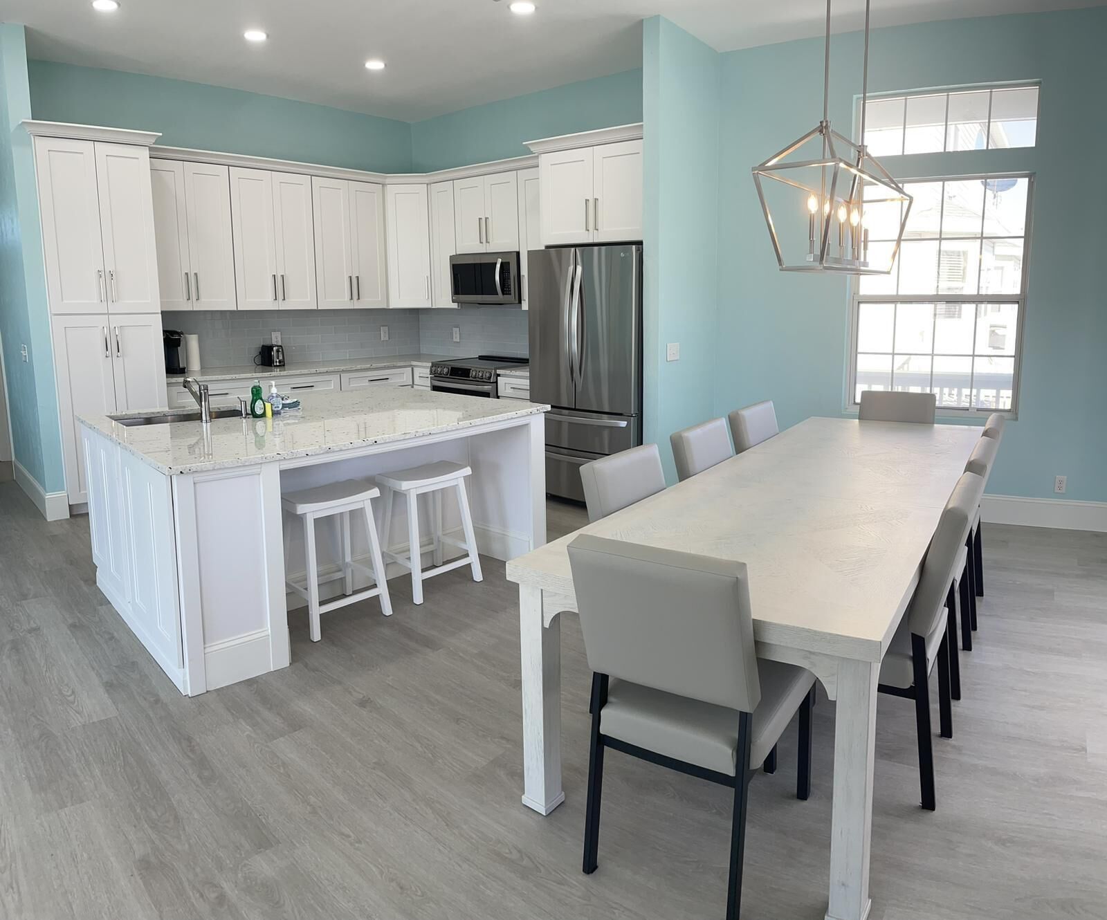 Shore Thing - gorgeous home with lots of space, one short block from the beach!