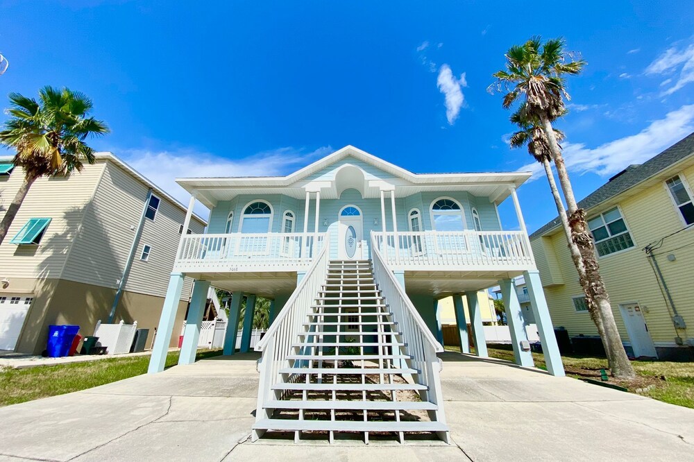 Shore Thing - gorgeous home with lots of space, one short block from the beach!