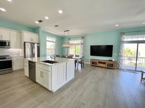 Jääkaappi, mikroaaltouuni, uuni, liesi