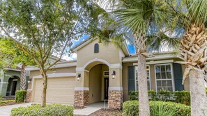 Exterior - All the best family comforts at this very popular 5 bedroom home (Davenport)