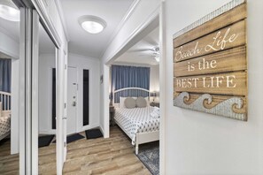 1 slaapkamer, een strijkplank/strijkijzer, gratis wifi, beddengoed