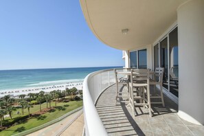 Outdoor dining - Serene Relaxation with Semi-Private Elevator at St. Maarten (Destin)