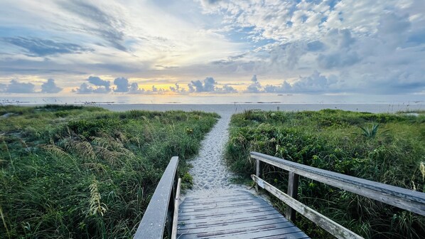 Plage à proximité, chaises longues, serviettes de plage