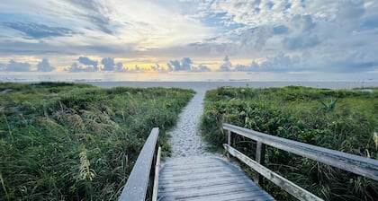 Luxury 2/2 private oasis w/Hot Tub Walk to Beach