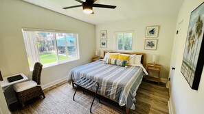 2 habitaciones, escritorio y tabla de planchar con plancha